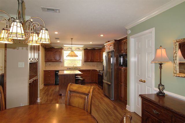 138 Weatherby Drive, Hooks, TX 75561