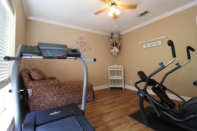 138 Weatherby Drive, Hooks, TX 75561