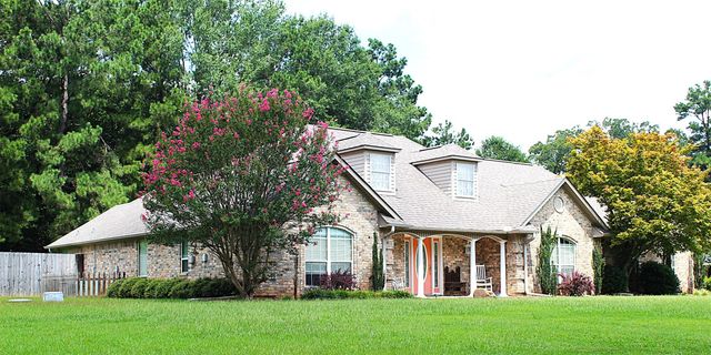 138 Weatherby Drive, Hooks, TX 75561