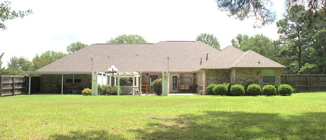 138 Weatherby Drive, Hooks, TX 75561