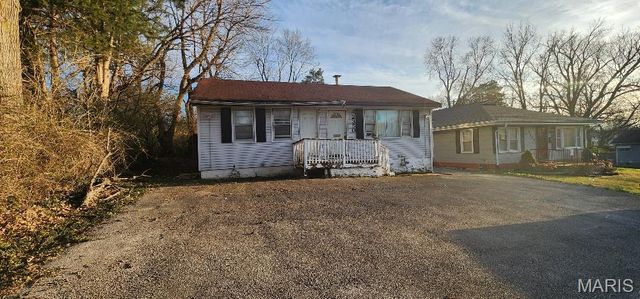 2350 Chambers Road, St Louis, MO 63136