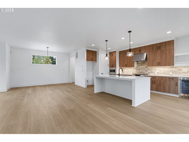 3541 Ne EMERSON St, Portland, OR 97211