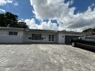 19150 S Saint Andrews Dr, Hialeah, FL 33015