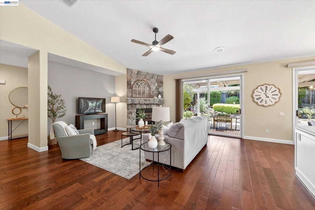 Image 22 of property listing at 285 S Sea Way, Livermore, CA 94550