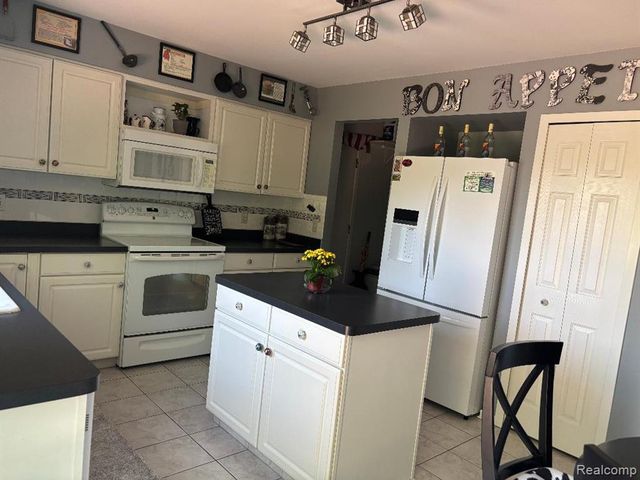 2136 Millstream Drive, Wixom, MI 48393