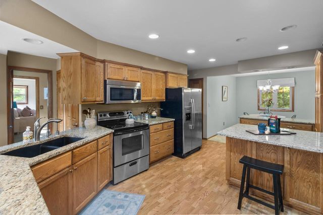 S25W27059 Winnebago WAY, Waukesha, WI 53188