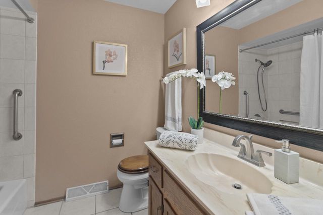 S25W27059 Winnebago WAY, Waukesha, WI 53188
