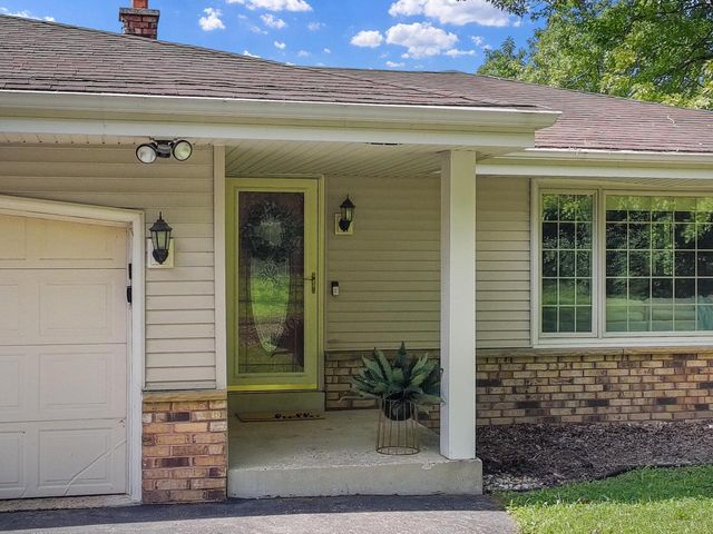 S25W27059 Winnebago WAY, Waukesha, WI 53188