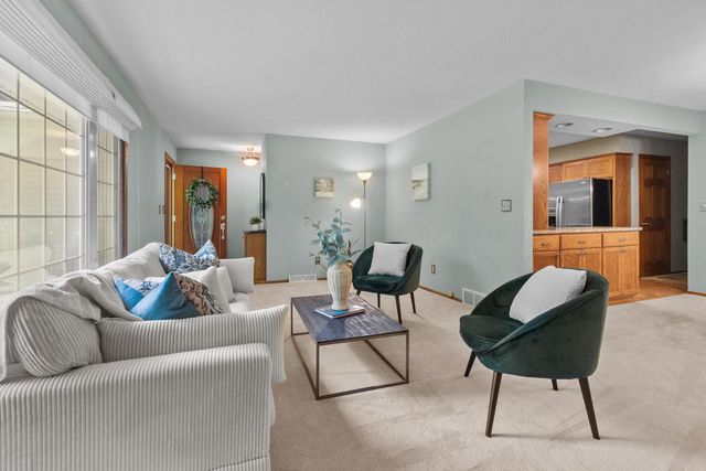 S25W27059 Winnebago WAY, Waukesha, WI 53188