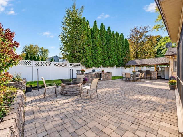 4 Old Homestead Rd, Methuen, MA 01844