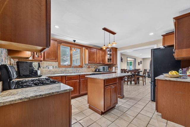 4 Old Homestead Rd, Methuen, MA 01844