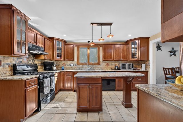 4 Old Homestead Rd, Methuen, MA 01844