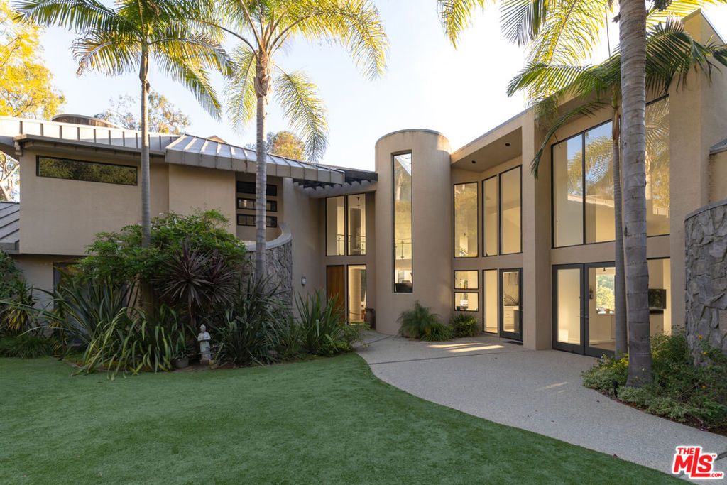 1060 E Oakmont Drive, Los Angeles, CA 90049 — photo 2