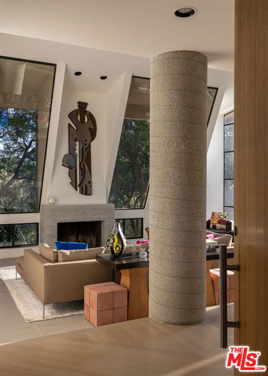 1060 E Oakmont Drive, Los Angeles, CA 90049 — photo 4