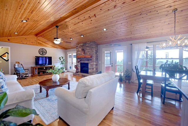 135 W Longview Drive, Blairsville, GA 30512