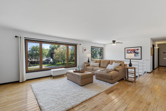 20 Willow Wood Drive, Excelsior, MN 55331