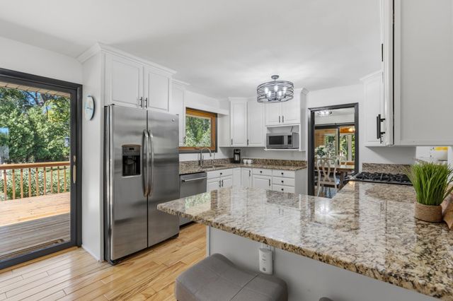 20 Willow Wood Drive, Excelsior, MN 55331