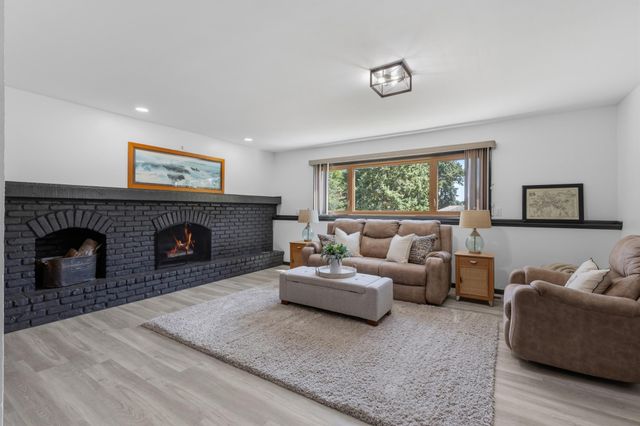20 Willow Wood Drive, Excelsior, MN 55331