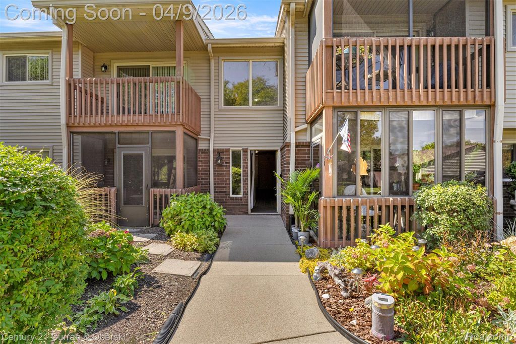 10161 Nancys Boulevard 92, Grosse Ile Township, MI 48138