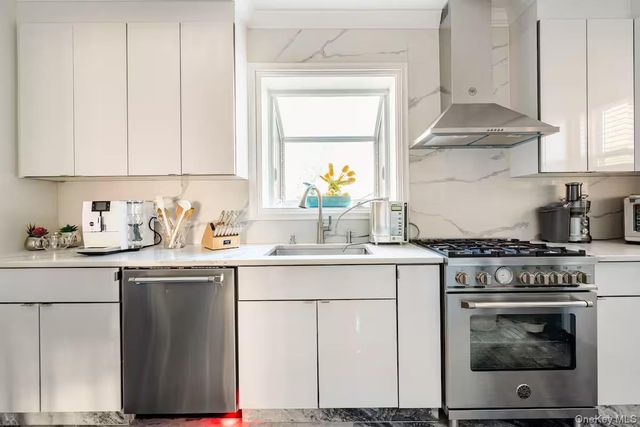 151-05 20th Road 20th, Whitestone, NY 11357