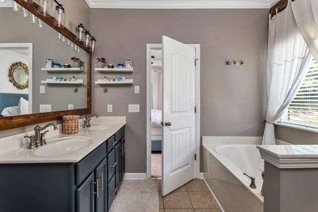 2045 Traemoor Village Dr, Nashville, TN 37209