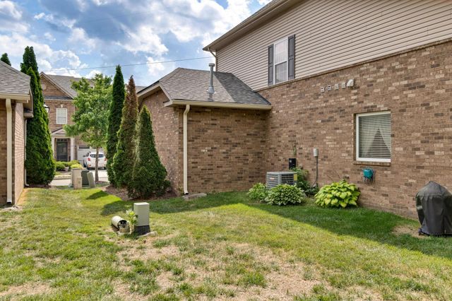2045 Traemoor Village Dr, Nashville, TN 37209