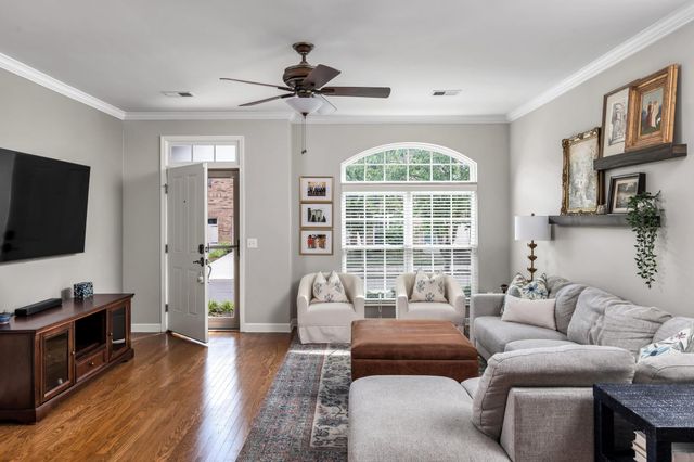 2045 Traemoor Village Dr, Nashville, TN 37209