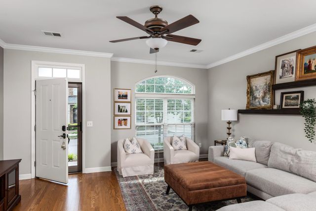 2045 Traemoor Village Dr, Nashville, TN 37209