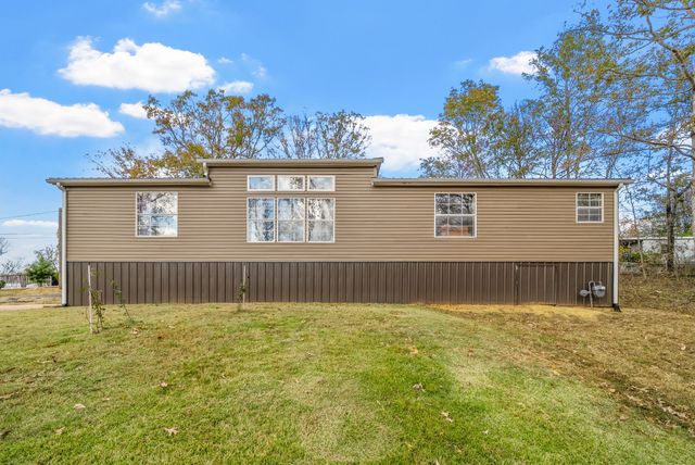 197 Old Homestead Rd, Big Sandy, TN 38221