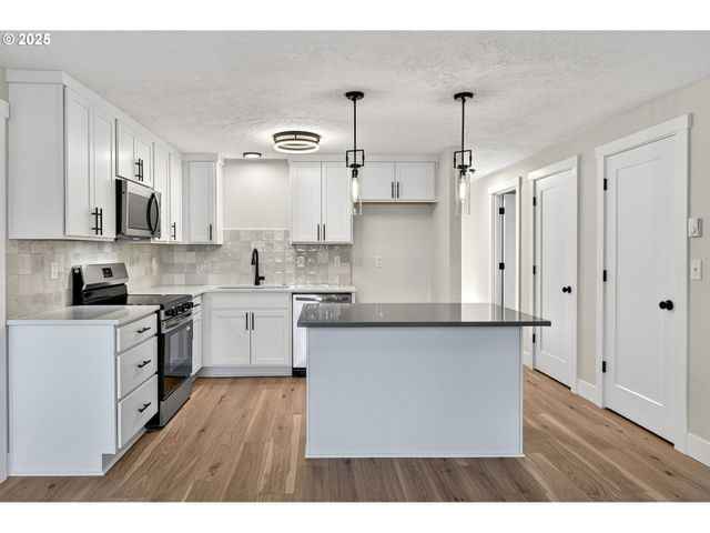 17745 DAVIS Dr, Sandy, OR 97055