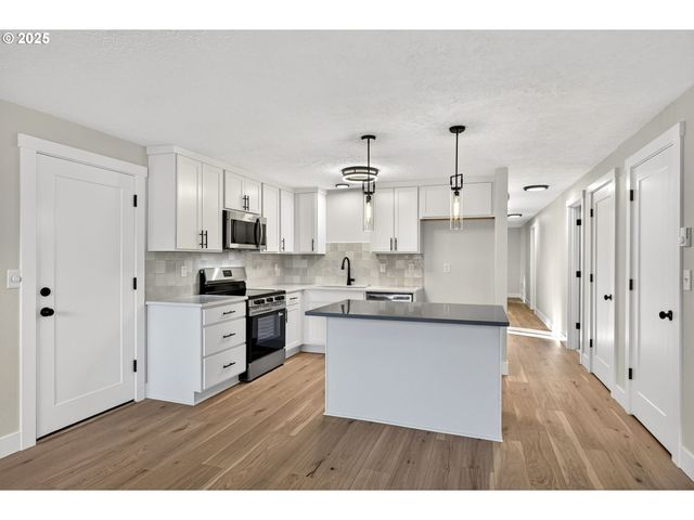 17745 DAVIS Dr, Sandy, OR 97055