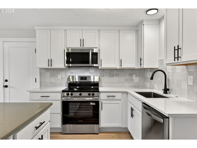 17745 DAVIS Dr, Sandy, OR 97055