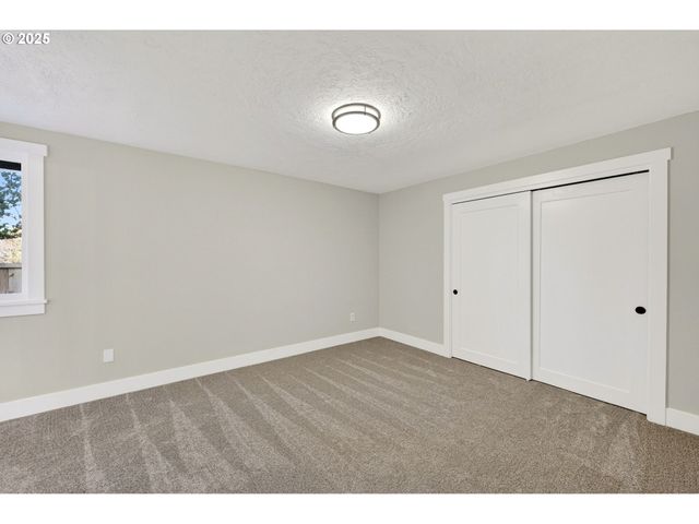 17745 DAVIS Dr, Sandy, OR 97055