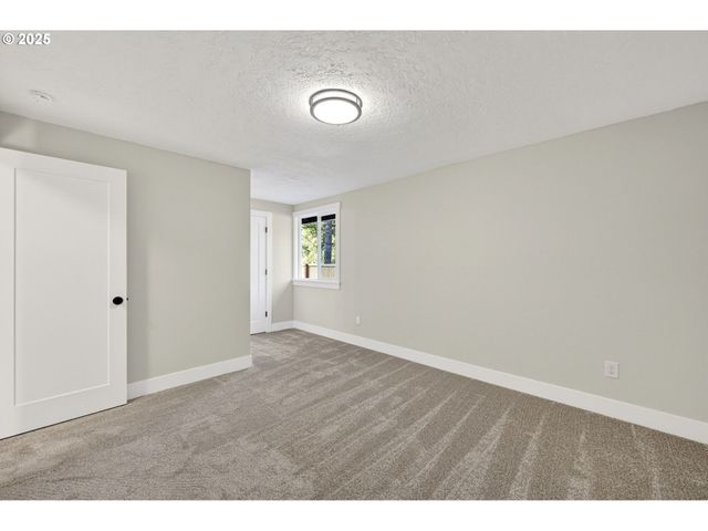 17745 DAVIS Dr, Sandy, OR 97055