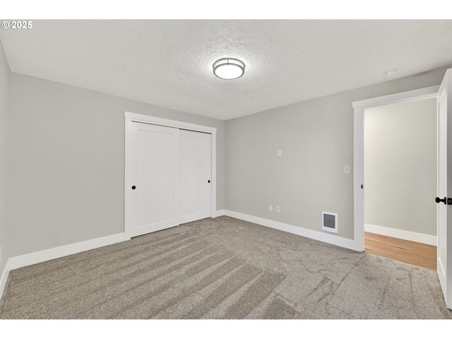 17745 DAVIS Dr, Sandy, OR 97055