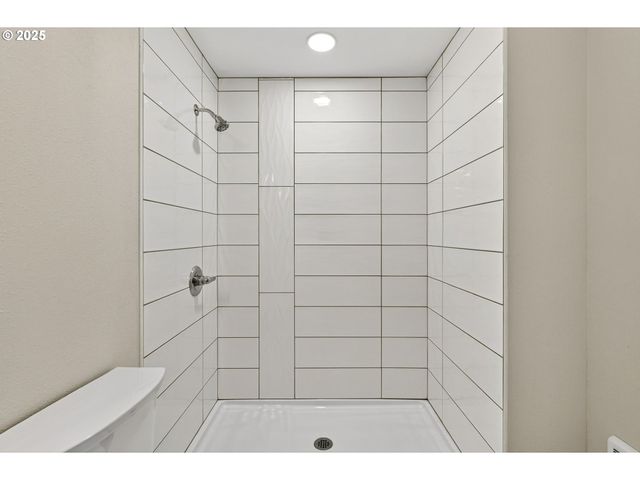 17745 DAVIS Dr, Sandy, OR 97055