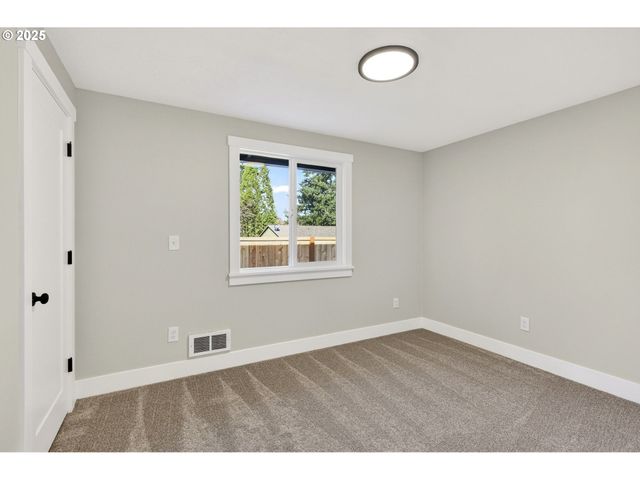 17745 DAVIS Dr, Sandy, OR 97055