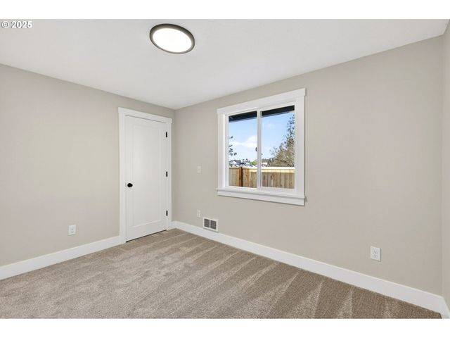 17745 DAVIS Dr, Sandy, OR 97055