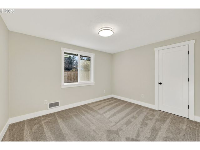 17745 DAVIS Dr, Sandy, OR 97055