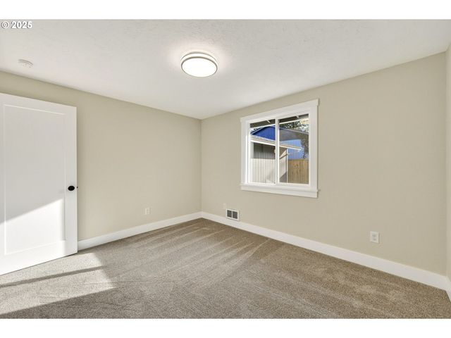 17745 DAVIS Dr, Sandy, OR 97055