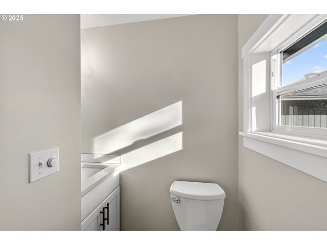 17745 DAVIS Dr, Sandy, OR 97055