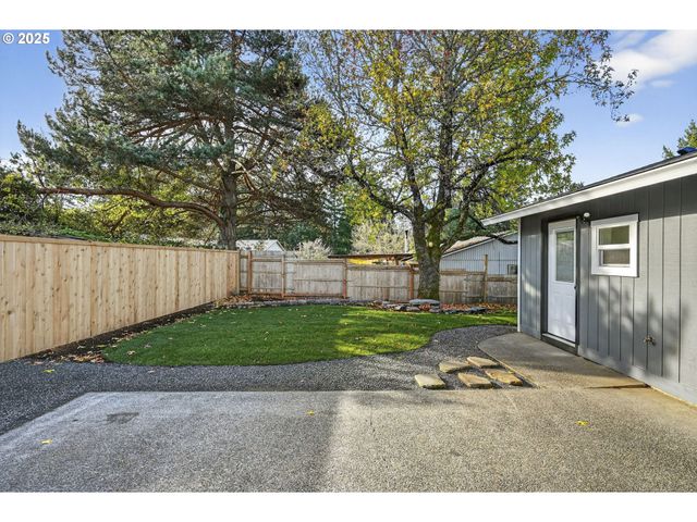 17745 DAVIS Dr, Sandy, OR 97055