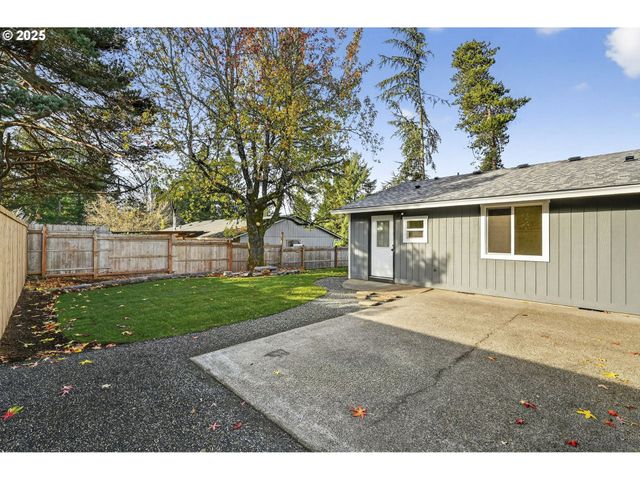 17745 DAVIS Dr, Sandy, OR 97055