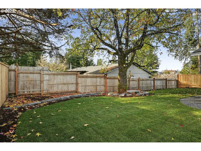 17745 DAVIS Dr, Sandy, OR 97055