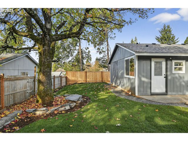 17745 DAVIS Dr, Sandy, OR 97055