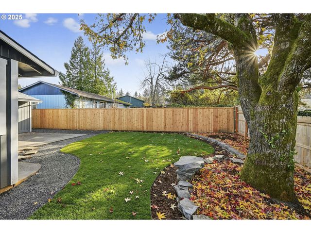 17745 DAVIS Dr, Sandy, OR 97055