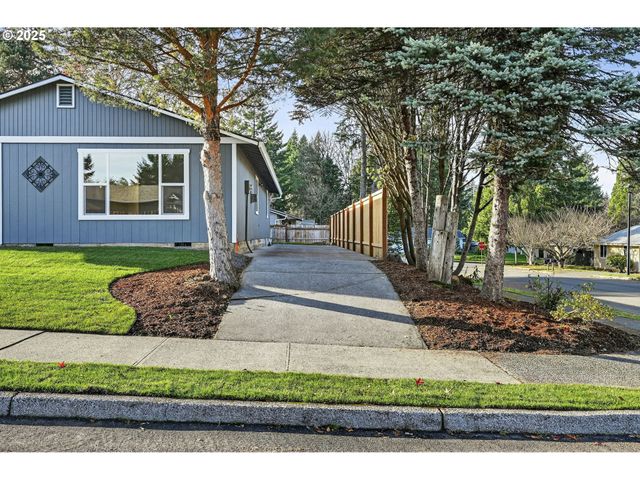 17745 DAVIS Dr, Sandy, OR 97055