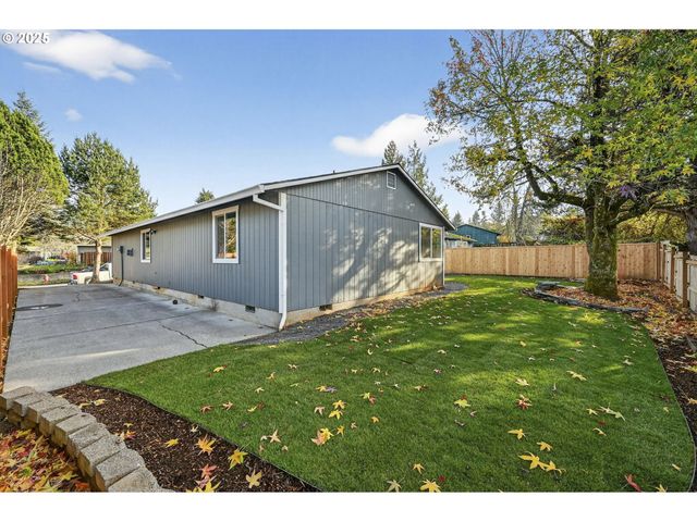 17745 DAVIS Dr, Sandy, OR 97055