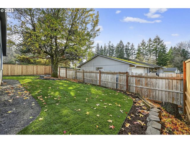17745 DAVIS Dr, Sandy, OR 97055