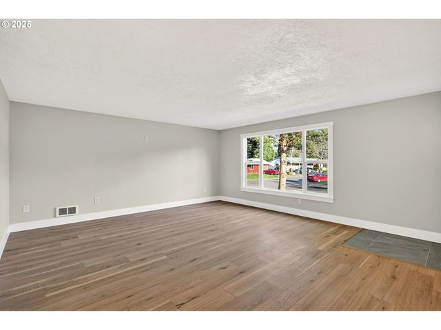 17745 DAVIS Dr, Sandy, OR 97055